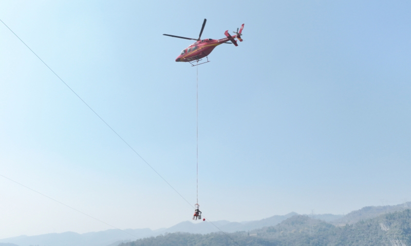 國家電網湖北超高壓公司聯合國家電網電力空間技術有限公司利用直升機搭載吊椅法帶電作業，集中處置線路缺陷。