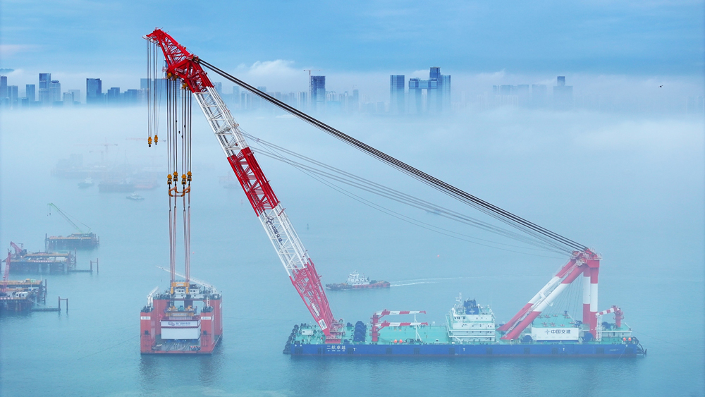 近日，廈金大橋（廈門(mén)段）項(xiàng)目首件裝配式預(yù)制墩臺(tái)順利完成出運(yùn)及吊裝作業(yè)。