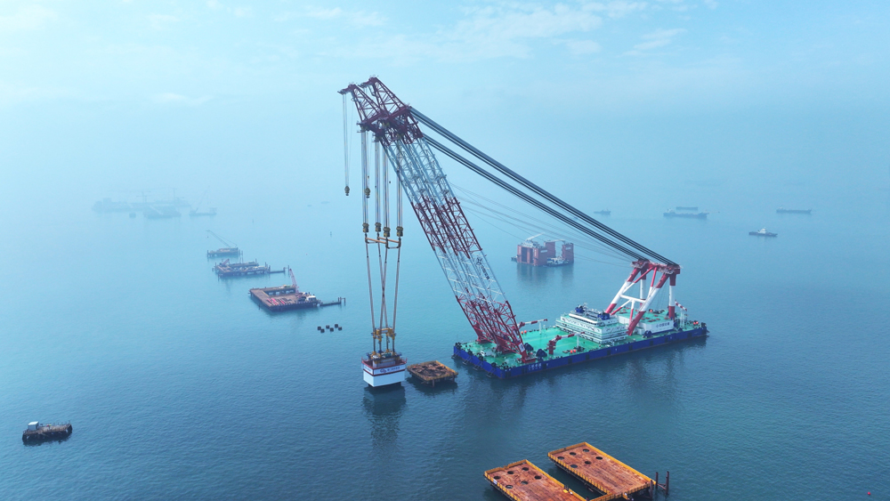 廈金大橋（廈門(mén)段）項(xiàng)目首件裝配式預(yù)制墩臺(tái)吊裝作業(yè)現(xiàn)場(chǎng)。