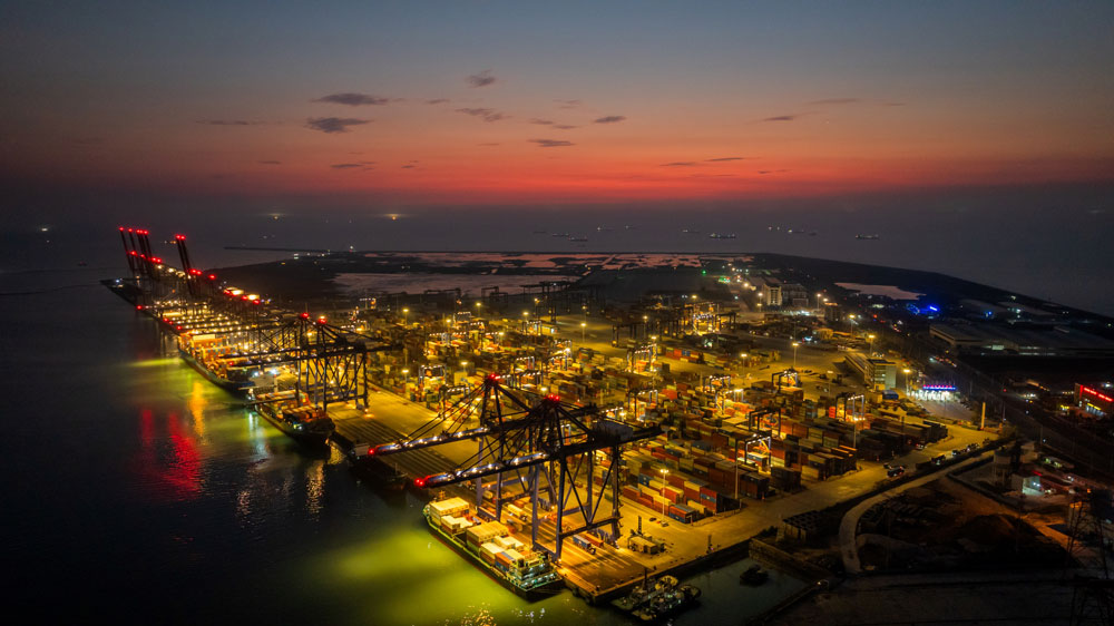 項目建成后，洋浦港區外段和中段將滿足20萬級集裝箱船單線乘潮通航，里段航道將滿足7萬噸級散貨船單線全天候通航，可滿足全球最大的2.4萬箱位集裝箱船通航靠泊需求，進一步服務西部陸海新通道建設，助推海南自貿港高質量發展。