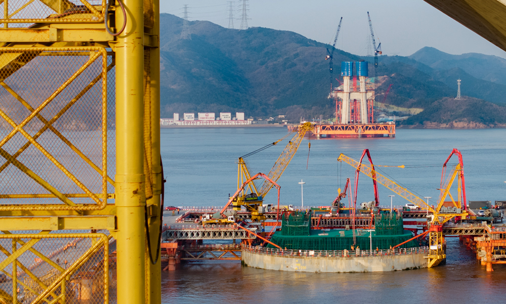 近日，甬（寧波）舟（山）鐵路西堠門公鐵兩用跨海大橋4號主塔承臺順利澆筑完成，大橋下部結(jié)構(gòu)施工全部結(jié)束，標(biāo)志著這座創(chuàng)下多項世界紀錄的超級橋梁正式進入主塔塔身結(jié)構(gòu)施工階段，為甬舟鐵路全線通車奠定關(guān)鍵基礎(chǔ)。