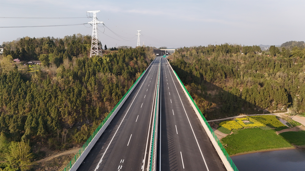近日，由中國鐵建所屬中鐵十五局參建的蒼巴高速公路正式通車運營。蒼巴高速公路全長92.553公里，建成通車后，將與成綿擴容、綿陽至蒼溪、巴中至萬源、包茂高速達陜段組合形成新的出川、入陜、進京大通道，對于加強川東北地區與成都平原經濟區的聯系，促進區域經濟融合協調發展，推動川陜革命老區經濟社會振興具有十分重要的意義。