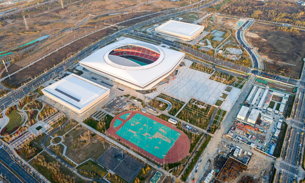 雄安體育中心位于啟動區(qū)北部大學(xué)園片區(qū)，總建筑面積約18萬平方米，由體育場、體育館、游泳館三個單體建筑組成，其中體育場設(shè)約 30000個座位，體育館設(shè)約10001個座位，游泳館設(shè)約2051個座位，可滿足各類型賽事活動的使用需求，是雄安新區(qū)地標(biāo)性建筑之一。 