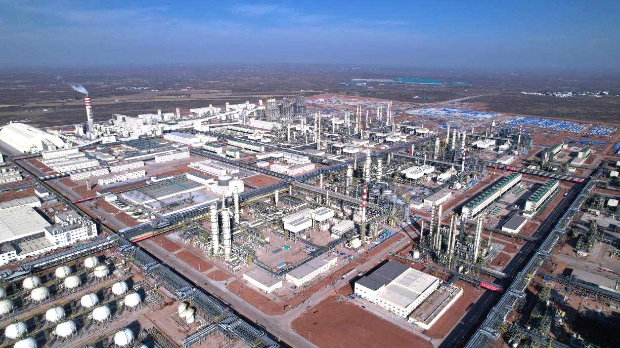 近日，內(nèi)蒙古寶豐煤基新材料一期年產(chǎn)260萬噸煤制烯烴和配套年產(chǎn)40萬噸植入綠氫耦合制烯烴項目第三套MTO裝置投料試車成功，至此，項目三套MTO核心裝置全部順利投產(chǎn)。該項目是目前全球單廠規(guī)模最大的煤制烯烴項目、全球唯一規(guī)模化用綠氫替代化石能源生產(chǎn)烯烴項目，建成后將推動煤基新材料產(chǎn)業(yè)高端化、多元化、低碳化發(fā)展，助力建設(shè)現(xiàn)代煤化工與新能源耦合發(fā)展示范“國家級產(chǎn)業(yè)核心區(qū)”。