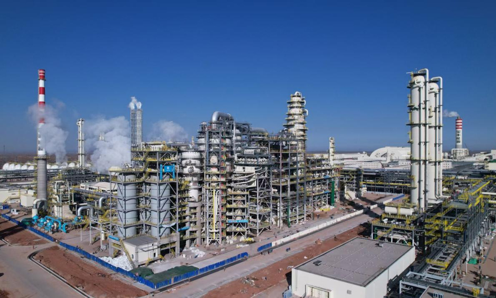 項目位于內(nèi)蒙古自治區(qū)鄂爾多斯市烏審旗，由中國建筑旗下中建安裝承建。中建安裝所屬蘇杭公司承建3套百萬噸級MTO裝置、C4裝置、烯烴循環(huán)水站建安工程，中建五洲承建21臺大直徑非標設(shè)備的制作安裝工程。乙烯、丙烯等低碳烯烴是生產(chǎn)塑料及精細化學品的基本有機化工原料。用煤炭替代石油生產(chǎn)烯烴的過程中，MTO裝置是將甲醇轉(zhuǎn)化為烯烴的關(guān)鍵設(shè)備。自承建寧夏寶豐能源項目全球首套百萬噸級甲醇制烯烴裝置投產(chǎn)后，中建安裝團隊挺進內(nèi)蒙古荒漠深處，在這里首次實現(xiàn)同時建設(shè)三套百萬噸級MTO裝置。