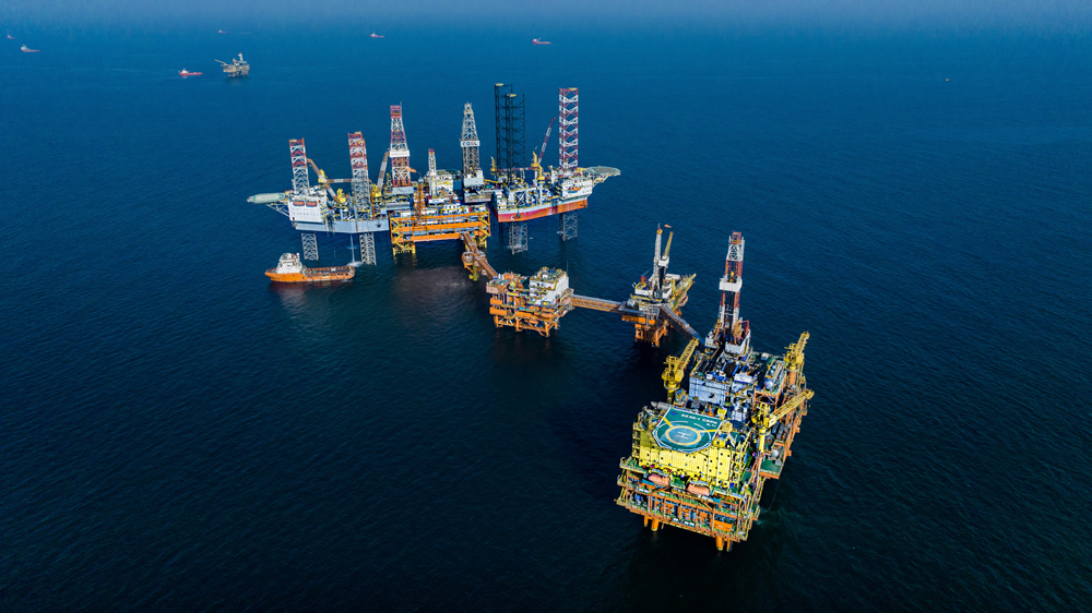 渤海油田深化精細注采，推進規模化智能注水，全程跟蹤油田開發生產形勢，夯實基礎產量，主力油藏自然遞減率持續向穩向好。渤海油田還統籌開展老井復查及調整挖潛工作，優化措施安排，全面助推油田生產提速增效。與去年同期相比，渤海油田一季度原油產量在高位基礎上實現新增長。