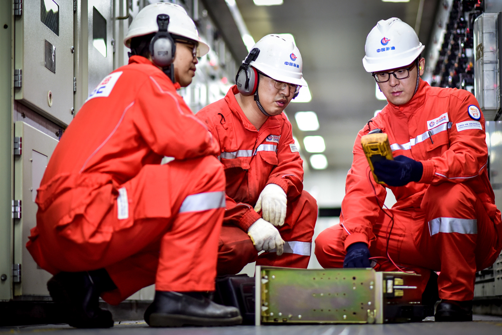在推進原油上產的同時，渤海油田將天然氣增儲上產作為重點工作推進，通過技術創新、項目聯動和綠色轉型，全面提升天然氣供給能力。與去年同期相比，渤海油田一季度天然氣產量增長超過18%，增幅創新高。其中，渤海首個千億方大氣田渤中19-6凝析氣田持續釋放規模效應，一季度累計生產原油超26萬噸，供應天然氣超2億立方米。