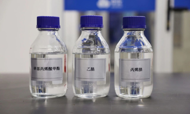 自2022年12月30日主體裝置開工建設(shè)以來，中化泉州石化歷時23個月，完成26萬噸/年丙烯腈（AN）裝置、10萬噸/年甲基丙烯酸甲酯（MMA）裝置等及公輔配套工程建設(shè)，于2024年11月30日建成中交，進(jìn)入試生產(chǎn)階段。丙烯腈是合成纖維、合成橡膠和合成樹脂的重要單體，是生產(chǎn)碳纖維等高附加值產(chǎn)品的核心材料。甲基丙烯酸甲酯是重要的有機(jī)化工原料和化工產(chǎn)品，主要用于生產(chǎn)有機(jī)玻璃（PMMA）、聚氯乙烯助劑ACR、甲基丙烯酸甲酯-苯乙烯-丁二烯共聚物（MBS）。