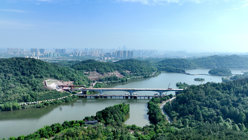 近日，隨著玄天湖雙線大橋最后一孔箱梁架設(shè)完成，中國中鐵旗下中鐵五局承建的成渝中線高鐵全線重難點(diǎn)工程玄天湖雙線大橋貫通，為后續(xù)無砟軌道施工奠定基礎(chǔ)。