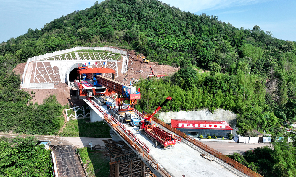 成渝中線高鐵是我國“八縱八橫”高鐵網(wǎng)沿江通道的重要組成部分，正線全長292公里，設(shè)計(jì)時(shí)速350公里，建成后將與已運(yùn)營的西安至成都高鐵、鄭州至重慶高鐵和在建的西寧至成都高鐵、成都至達(dá)州至萬州高鐵、西安至重慶高鐵、重慶至昆明高鐵、重慶至萬州高鐵等多條線路連通，推動(dòng)成渝地區(qū)路網(wǎng)結(jié)構(gòu)更加完善，對助力成渝地區(qū)雙城經(jīng)濟(jì)圈建設(shè)，形成西部大開發(fā)新格局，具有十分重要的意義。