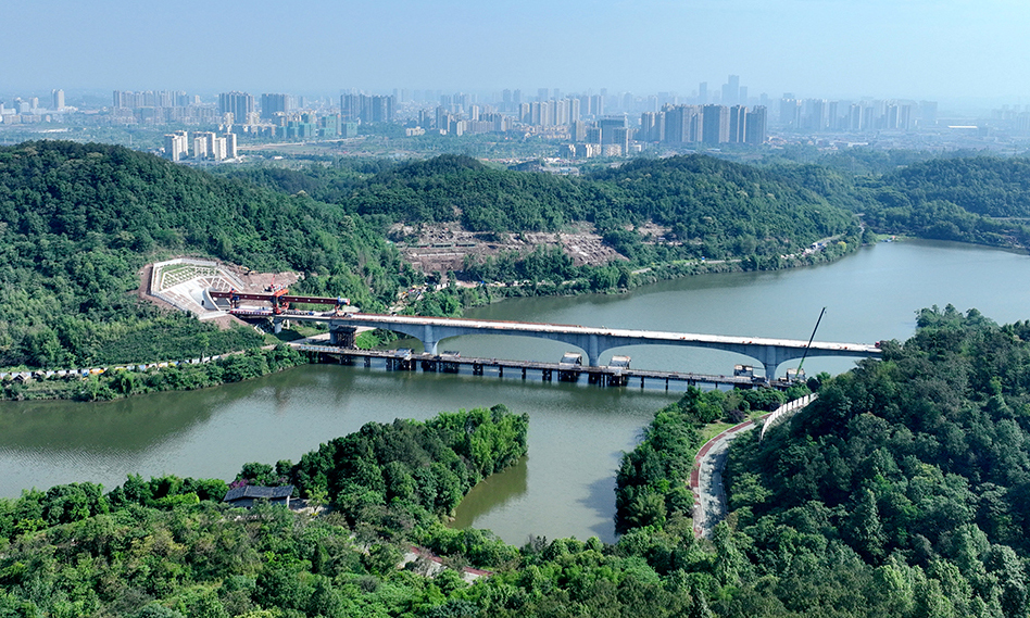 玄天湖雙線大橋全長460.561米，位于重慶市銅梁區(qū)玄天湖4A級景區(qū)內(nèi)，對施工環(huán)水保要求極高。為保護(hù)天鵝棲息地及湖區(qū)生態(tài)，項(xiàng)目團(tuán)隊(duì)將跨越湖面的施工棧橋縮至最短路徑，減少水中鋼管樁27根，承臺(tái)施工采用鎖扣鋼管樁圍堰，實(shí)現(xiàn)主墩施工區(qū)與湖水隔離。施工中，項(xiàng)目團(tuán)隊(duì)在大橋建設(shè)中集成了5項(xiàng)前沿技術(shù)和工藝工裝，其中連續(xù)梁采用我國新一代智能懸臂造橋機(jī)施工，較傳統(tǒng)工藝降低50%以上高空作業(yè)風(fēng)險(xiǎn)、提升15%施工效率。