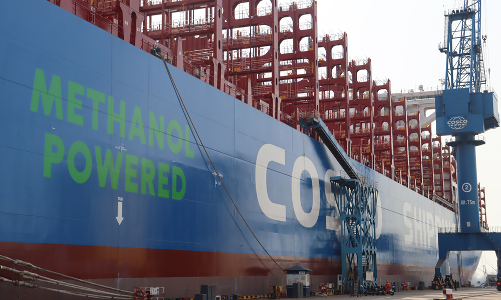 在加注過程中，中國船燃與中遠海運重工等單位緊密協(xié)作，通過高頻率現(xiàn)場會議實現(xiàn)資源共享、優(yōu)勢互補，完成了供應(yīng)方案的優(yōu)化。工作人員通過加注撬精準無誤地完成了甲醇加注作業(yè)，最終確保了甲醇供應(yīng)作業(yè)的順利進行。