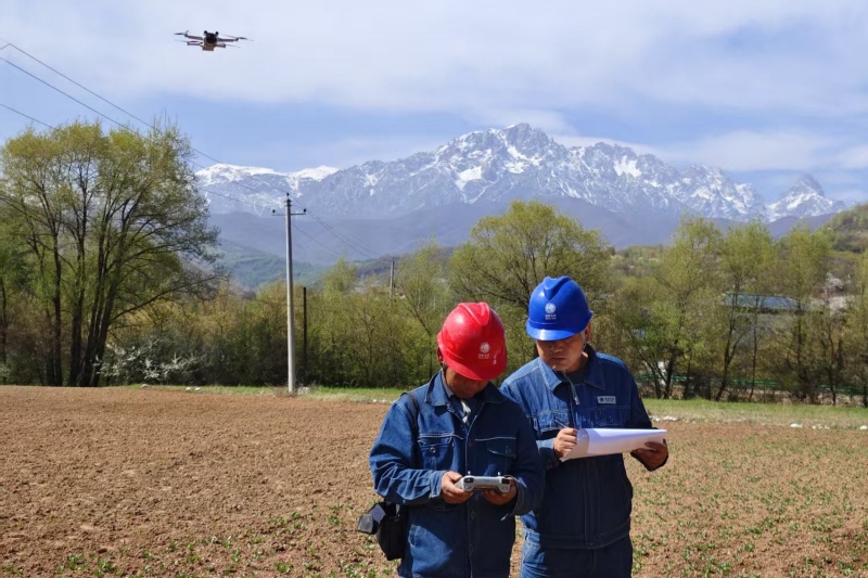 國家電網(wǎng)甘肅臨夏供電公司工作人員對10千伏馬集線開展特巡。