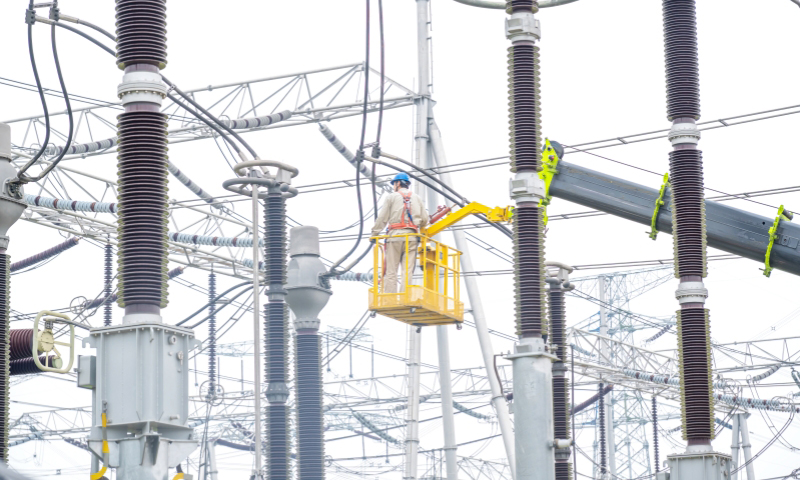 國家電網江蘇常州供電公司工作人員在500千伏茅山變7號主變擴建工程現場安裝設備。　