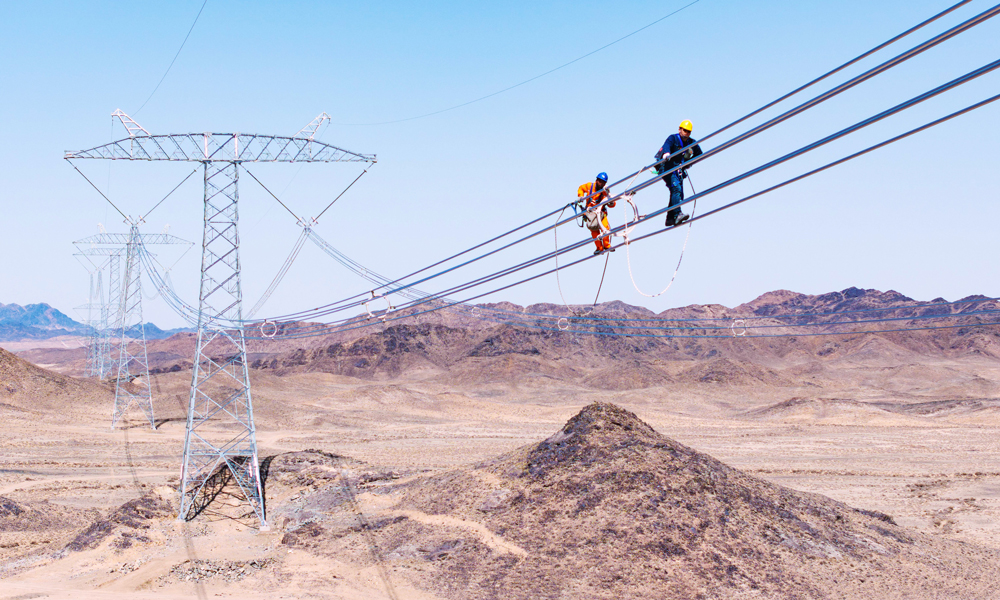 國家電網新疆電力工作人員開展走線驗收工作。