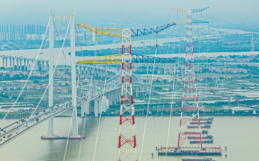 今年以來，南方電網加快500千伏獅南甲乙線改造等一批電網建設重點項目建設，為粵港澳大灣區迎峰度夏再添保障。圖為獅南甲乙線獅子洋大跨越改造后新鐵塔線路雄姿，該工程改造后可提升輸電容量40%。