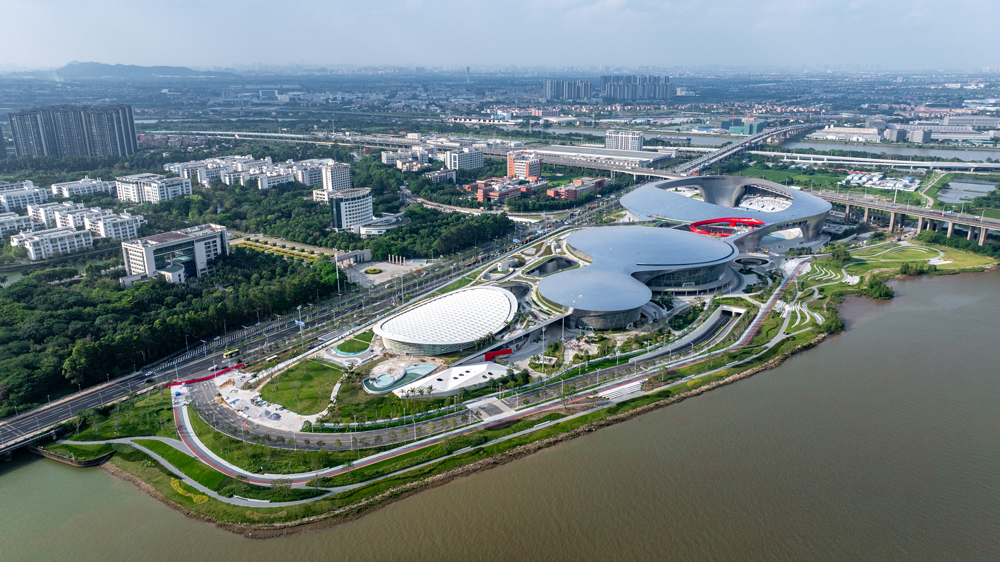 近日，第十五屆全運會比賽場館——佛山順德區德勝體育中心項目全面完工。該項目由中國建筑旗下中建五局承建，預計將于6月中旬全面移交并投入使用。