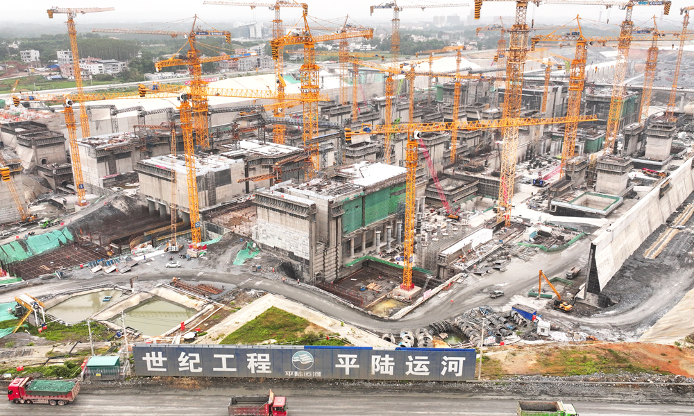 企石樞紐是平陸運河第二梯級樞紐，堪稱全線施工難度最大、結構形式最復雜的樞紐工程。此次上下閘首混凝土結構物的封頂意義重大，意味著企石樞紐船閘人字門等金屬結構具備安裝條件，為加快推進船閘主體全面完工筑牢了堅實根基，是平陸運河建設進程中的一個重要里程碑。