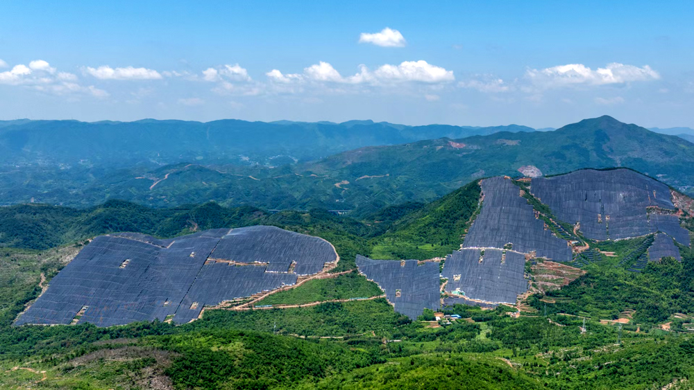 近日，國內(nèi)單片區(qū)裝機(jī)規(guī)模最大的山地柔性支架光伏項目——華能通山南林光伏復(fù)合發(fā)電項目正式投產(chǎn)發(fā)電。項目位于湖北省咸寧市，由中國華能旗下華中分公司建設(shè)，華能清能院自主設(shè)計及施工。項目總?cè)萘?20兆瓦，其中柔性支架裝機(jī)容量127兆瓦、單跨最大跨度51.4米。