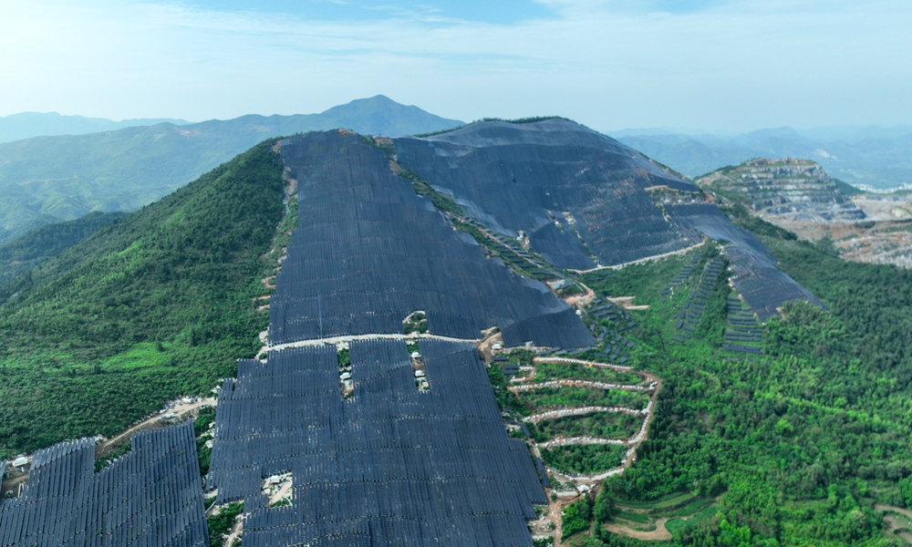 光伏柔性支架是一種大跨度空間結(jié)構(gòu)技術(shù)，具有大跨度、高凈空、低成本、環(huán)境友好等技術(shù)優(yōu)勢，能夠有效提升土地綜合利用效率，適用于山地光伏、農(nóng)光互補(bǔ)等復(fù)雜地形場景。