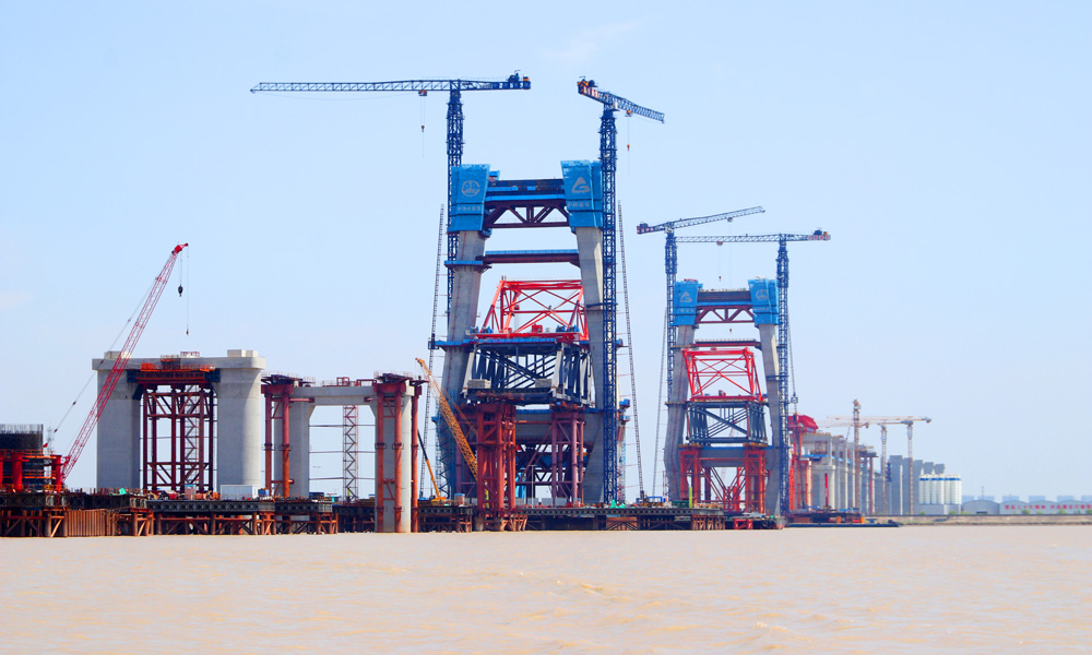 崇啟公鐵長江大橋是上海至南京至合肥高鐵控制性節點工程，全長4.09公里，橫跨長江入海口北支航道。其構造為雙層布置的公鐵兩用橋，上層為雙向6車道、時速100公里的一級公路，下層為時速350公里的雙線高速鐵路+時速250公里的雙線城際鐵路。