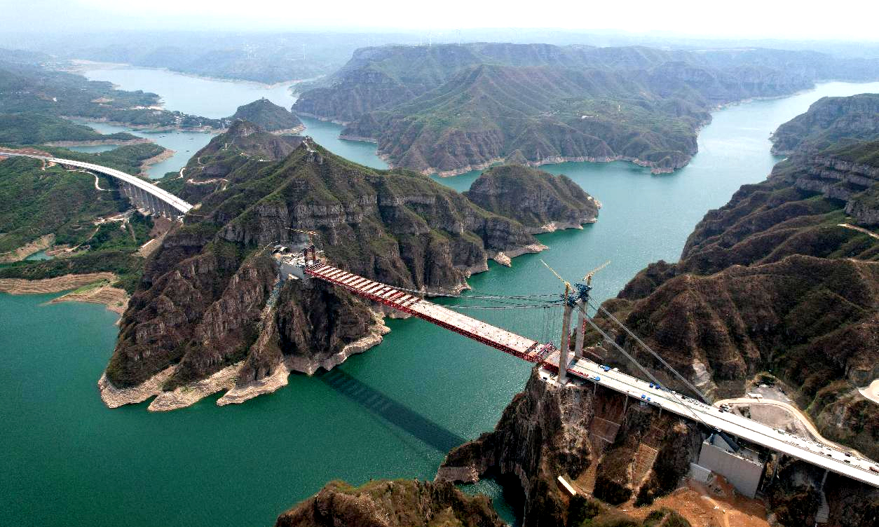 濟(jì)新黃河大橋主跨長555米，塔高109米，按雙向六車道高速公路標(biāo)準(zhǔn)建造，設(shè)計(jì)時速100公里。大橋橋面由鋼桁梁組成，共34個節(jié)段，寬37.4米，總重約1.02萬噸。此次吊裝的最后節(jié)段鋼桁梁長11.2米，桁高7.5米，重約100噸。