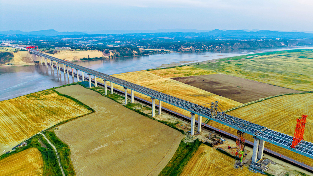 近日，由中國中鐵旗下中鐵工業參建的焦作至平頂山高速公路焦作至滎陽段（簡稱焦平高速焦滎段）黃河特大橋順利合龍。