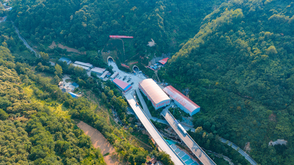 近日，由中國鐵建投資集團投資建設，中鐵十二局、中鐵二十局等單位承建的陜西眉縣至太白高速公路全線重點控制性工程——太白山隧道雙線貫通。至此，眉太高速公路全線8座隧道全部貫通，這也標志著眉太高速公路全線貫通，為今年全線建成通車奠定了堅實基礎。圖為眉太高速太白山隧道進口。