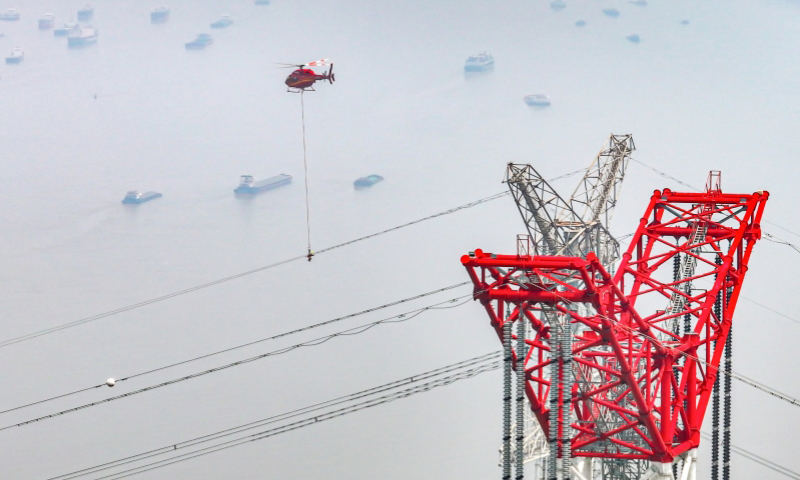 國網安徽馬鞍山供電公司員工采用直升機作業方式開展500千伏線路缺陷消除工作。