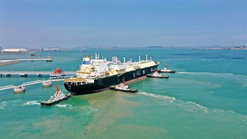 據(jù)悉，6月以來，福建省氣溫逐步攀升，省內調峰電廠用氣需求增大。中國海油湄洲灣“綠能港”積極做好迎峰度夏天然氣保供工作，為迎峰度夏備足“底氣”。