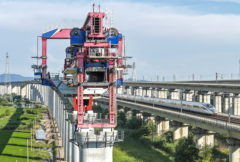 時(shí)下，中鐵四局巢馬城際鐵路架梁施工現(xiàn)場(chǎng)一派繁忙，施工人員奮戰(zhàn)在建設(shè)一線，確保重點(diǎn)鐵路工程建設(shè)穩(wěn)步推進(jìn)。巢馬城際鐵路是國(guó)家“八縱八橫”高鐵網(wǎng)滬漢蓉快速通道合肥至上海間的重要組成部分，設(shè)計(jì)時(shí)速350公里。圖為中鐵四局巢馬城際鐵路架梁施工現(xiàn)場(chǎng)（7月1日，無人機(jī)照片）。新華社發(fā)（劉玉才 攝）