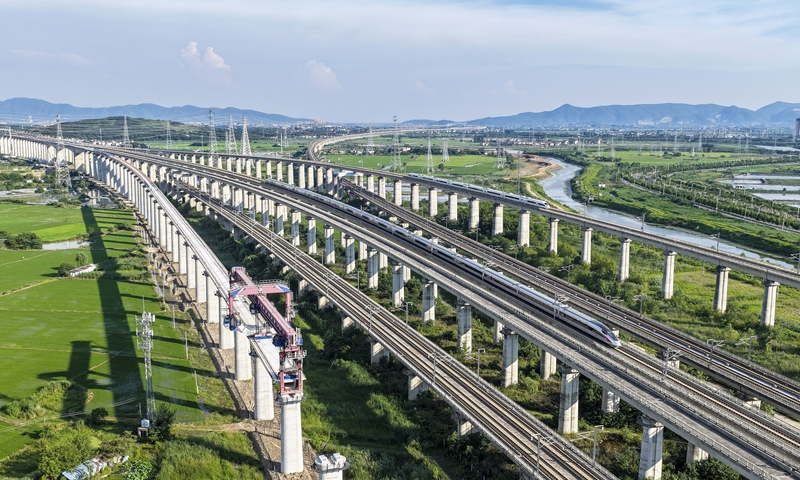 中鐵四局巢馬城際鐵路架梁施工現(xiàn)場(chǎng)（7月1日，無人機(jī)照片）。新華社發(fā)（劉玉才 攝）