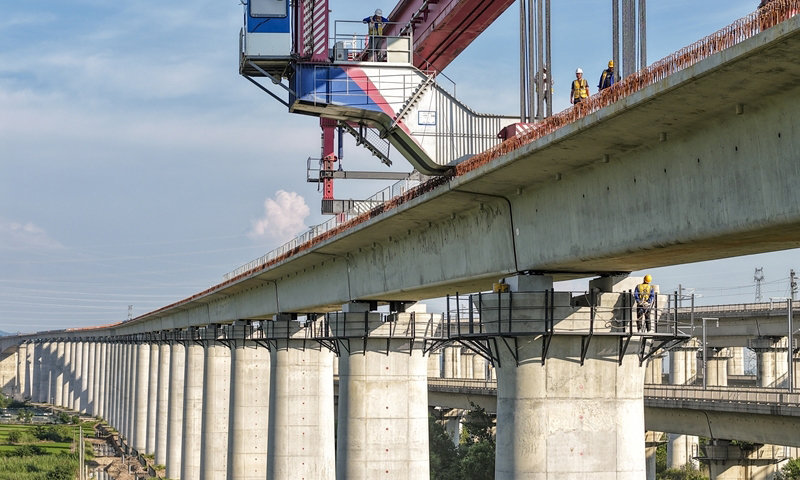 中鐵四局巢馬城際鐵路架梁施工現(xiàn)場(chǎng)（7月1日，無人機(jī)照片）。新華社發(fā)（劉玉才 攝）