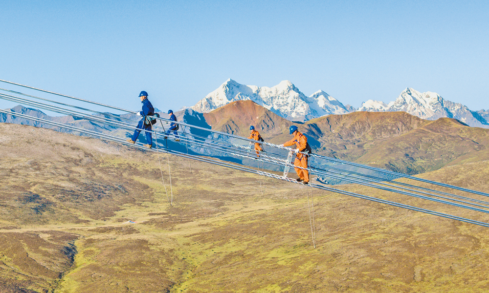 驗(yàn)收人員檢查導(dǎo)線上的間隔棒。