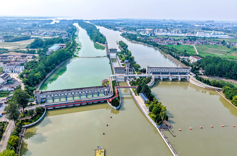 截至目前，南水北調東中線一期工程已經累計調水突破800億立方米，直接受益人口達到1.85億。圖為位于江蘇省揚州市江都區(qū)的南水北調東線一期工程運鹽閘、邵仙套閘、邵仙閘洞（7月6日攝，無人機照片）。新華社發(fā)（任飛 攝）