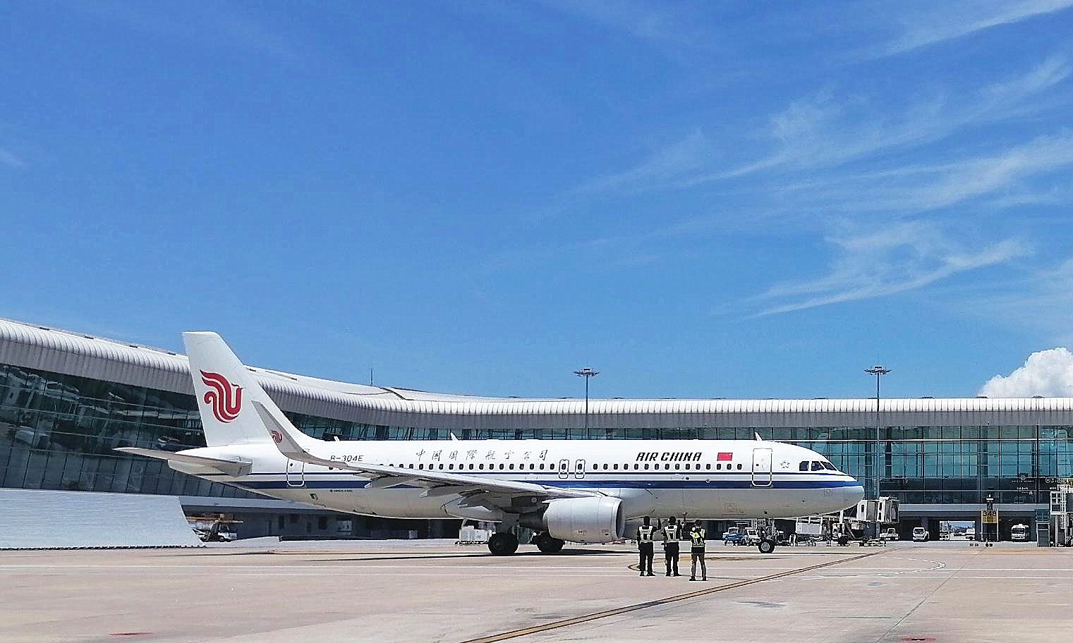 今年暑運期間，中航集團計劃新開北京—麗水、杭州—敦煌、武漢—西寧、北京—綏芬河、北京—開羅、北京/烏魯木齊—塔什干、北京—阿拉木圖等多條國內國際航線，進一步滿足廣大旅客出行需求。圖為武漢—西寧直飛航班首航出港。