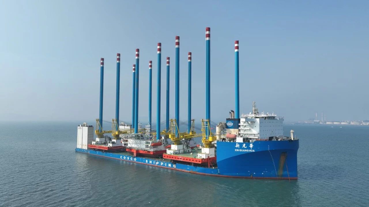 近日，中國遠(yuǎn)洋海運(yùn)集團(tuán)旗下中遠(yuǎn)海運(yùn)特運(yùn)10萬噸半潛船“新光華”輪，成功完成青島至阿聯(lián)酋沙迦的超大型平臺(tái)運(yùn)輸任務(wù)，跨越5904海里，將總重超2.4萬噸、單腿長(zhǎng)108 米的三個(gè)自升式生活平臺(tái)安全送達(dá)，并順利完成卸貨。