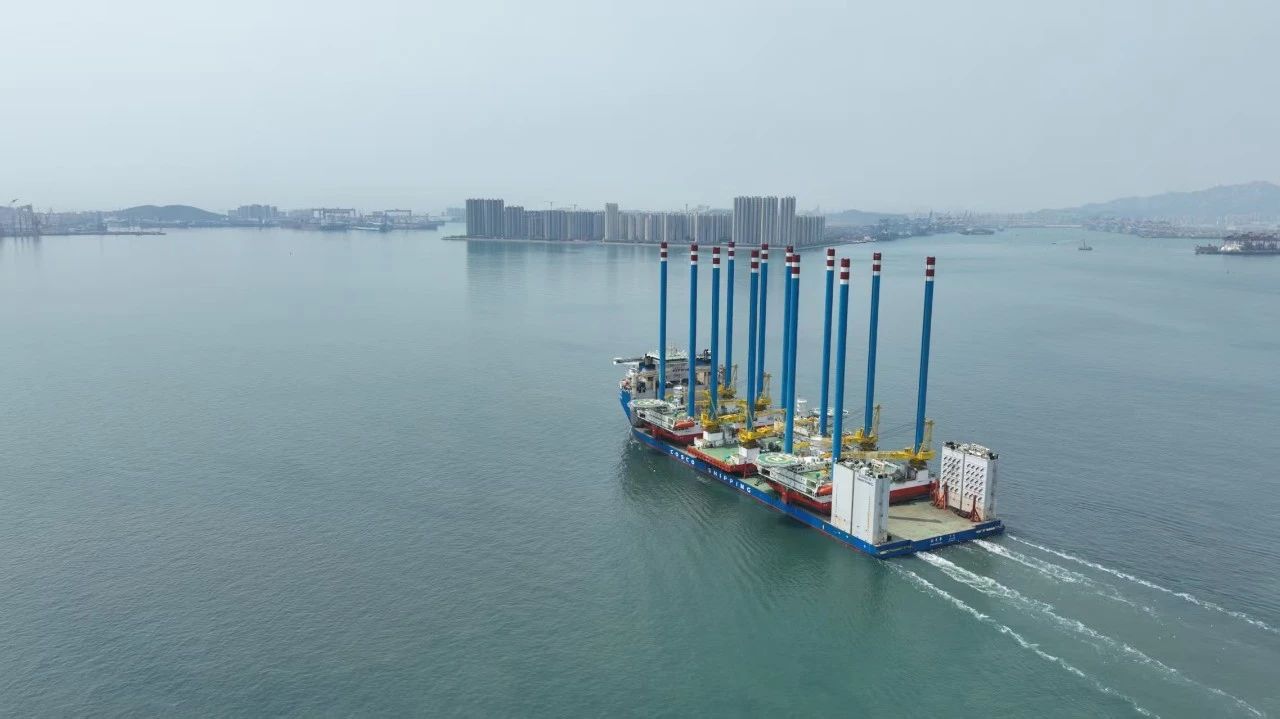 近日拍攝的中遠(yuǎn)海運(yùn)特運(yùn)10萬噸半潛船“新光華”輪。