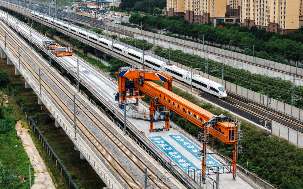 7月15日4時，隨著最后一孔長32.6米，重714.8噸的32米雙線箱梁精準架設到濟南東特大橋3-4號橋墩上，中國中鐵旗下中鐵四局承建的濟濱高鐵1標所有箱梁架設完成，至此，全線箱梁架設工程收官。