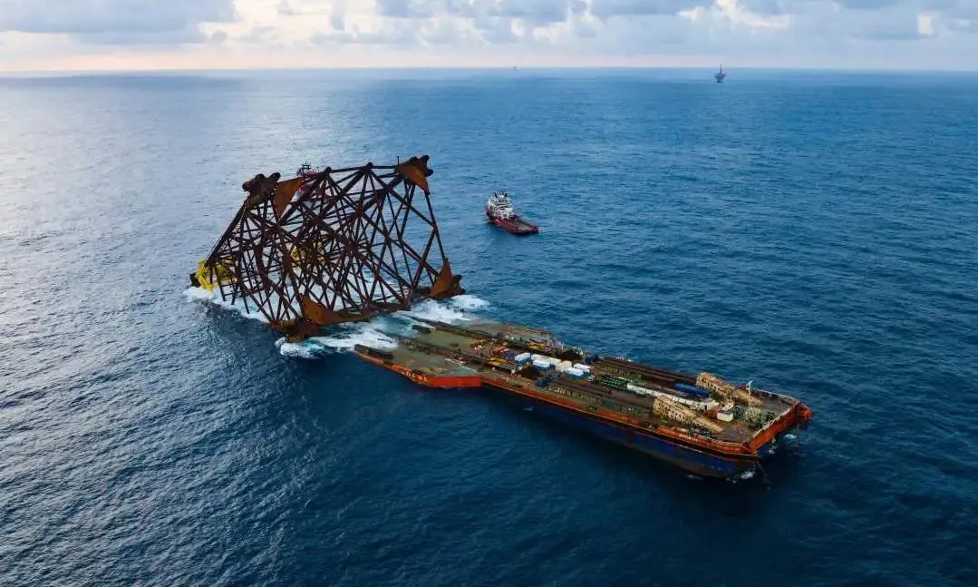 近日，由中國海油旗下海油工程總承包的惠州25-8DPPB平臺導管架順利完成安裝，實現了全套國產安裝核心工機具規模化應用，標志著我國深水導管架成套關鍵技術取得新進展，對提升海洋油氣裝備制造能力、保障國家能源安全具有重要意義。
