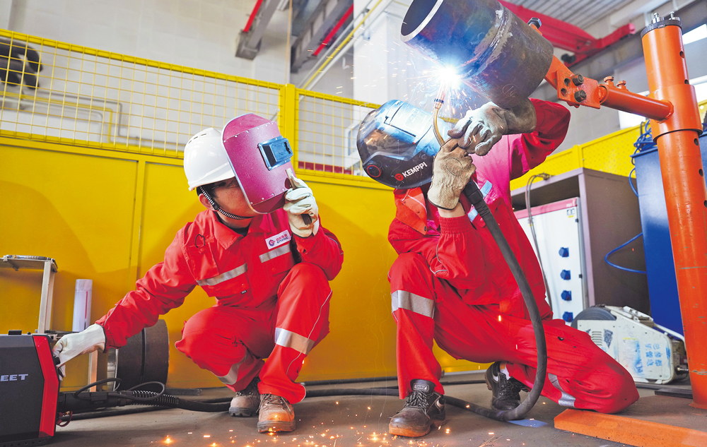 工作人員操作焊槍收集焊接參數。