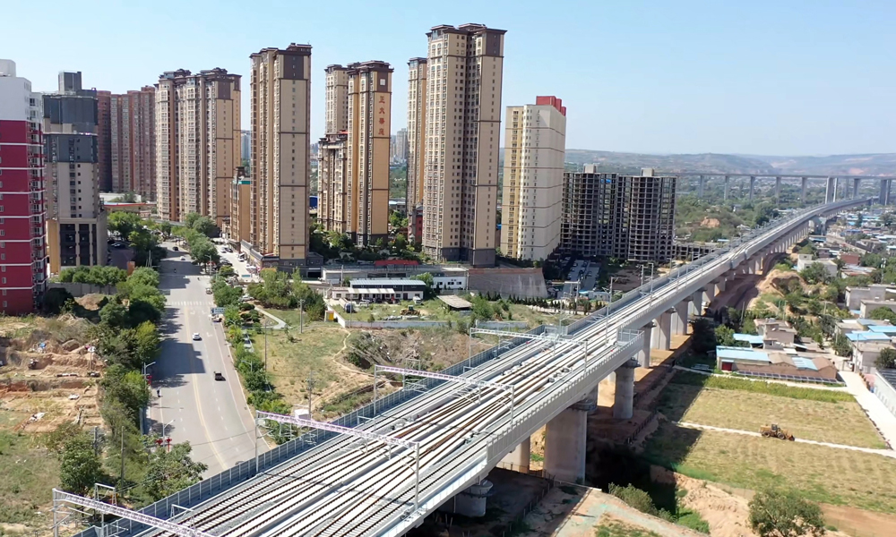 西延高鐵接觸網架設工作自4月23日開始，分為西銅、銅延2個標段，共安裝接觸網支柱6185根和接觸網導線805.18條公里。其中西安至銅川段由中鐵武漢電氣化局承建，銅川段至延安段由中鐵電氣化局承建。