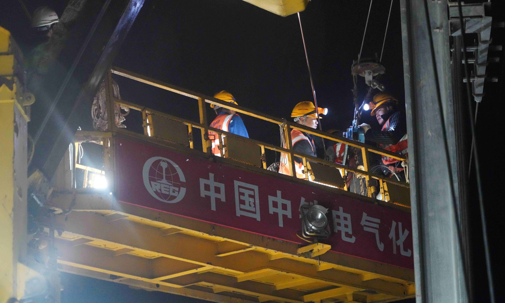 建設過程中，項目團隊嚴把施工質量，科學組織施工，采用恒張力放線車進行接觸網導線架設，通過閉環反饋系統實時調控架設速度與張力，確保每米接觸線的平直度誤差控制在0.1毫米以內，為高鐵列車平穩可靠取電奠定基礎。