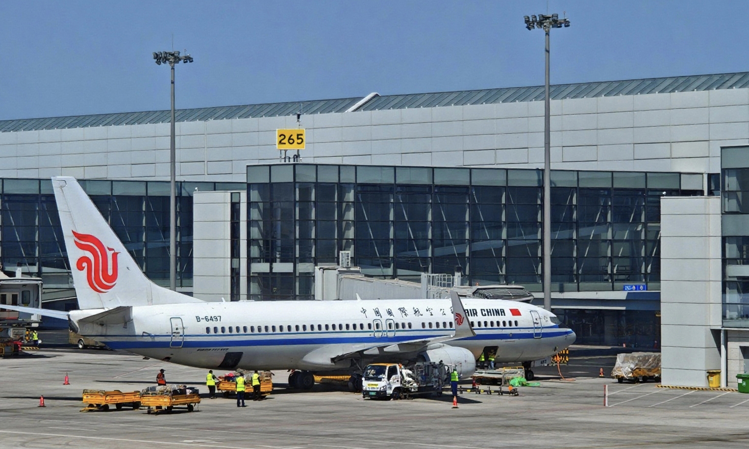 作為烏魯木齊國際航空樞紐重點運營單位之一，中航集團國航新疆分公司通過穩(wěn)步擴大機隊規(guī)模、強化運行協(xié)調(diào)與旅客服務(wù)能力，為區(qū)域深耕與國際輻射奠定基礎(chǔ)。未來，該公司將以更優(yōu)運力、更優(yōu)服務(wù)、更優(yōu)網(wǎng)絡(luò)，續(xù)寫天山腳下的民航高質(zhì)量發(fā)展新篇章。