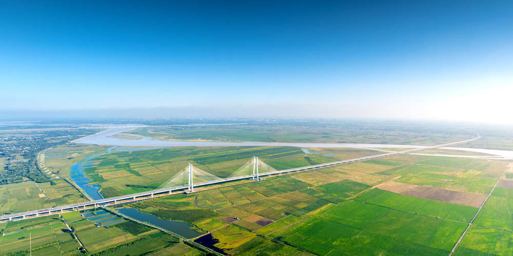 近日，中交二航局承建的河南安羅高速黃河特大橋主體工程完工。河南安羅高速黃河特大橋全長15.22公里，是黃河上最長的公路橋梁，大橋主塔是全國首次采用無主筋鋼殼混凝土組合索塔。