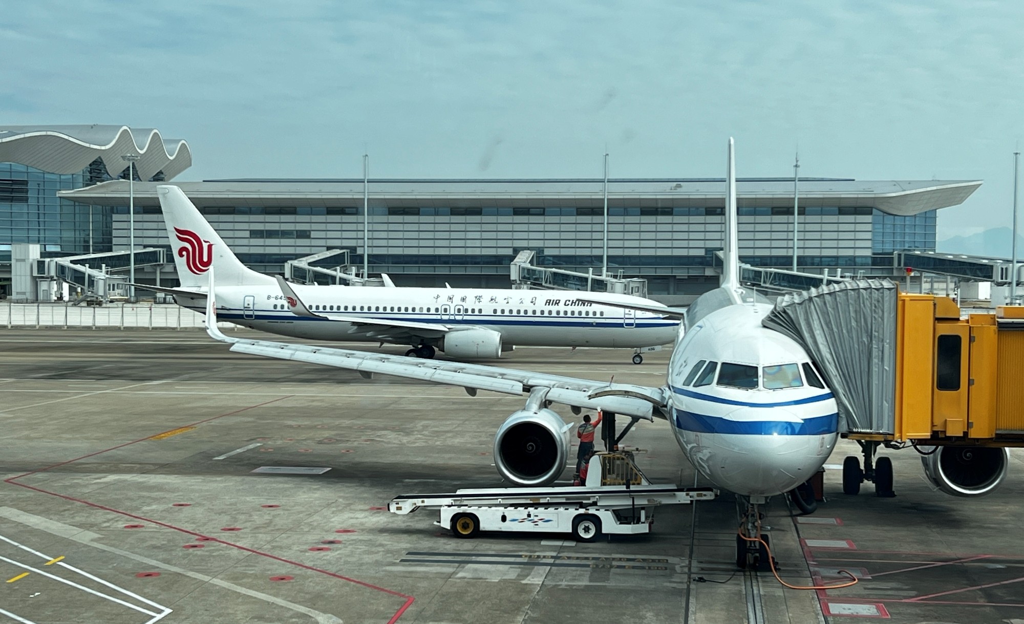 國(guó)內(nèi)航線方面，中航集團(tuán)計(jì)劃新開北京—攀枝花、北京—西雙版納、杭州—珠海、烏魯木齊—喀什4條航線，方便旅客出行。圖為杭州—珠海首飛航班即將出港。