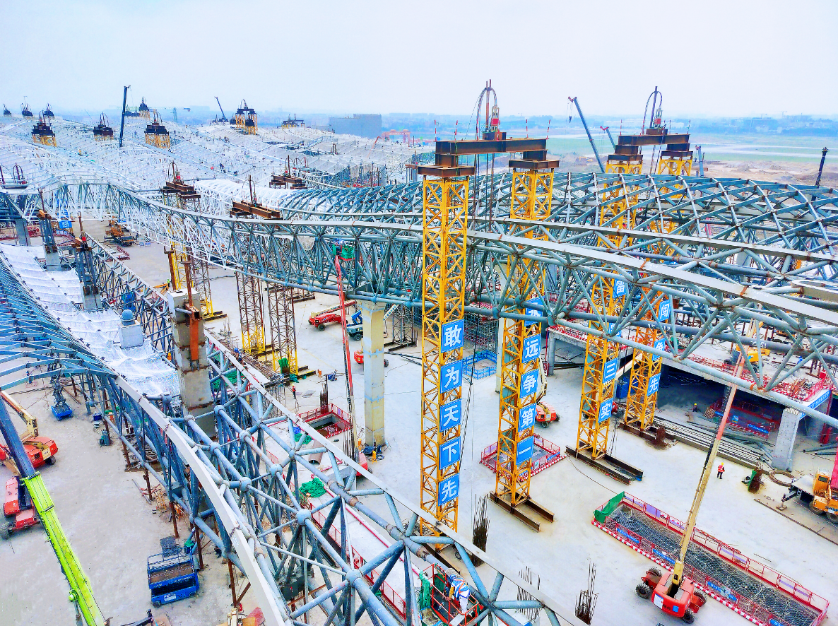 在全國首例大跨度空腔框架梁建設過程中，面對T3航站樓鋼網架16萬構件的精密安裝難題，項目團隊創新研發基于有源芯片的智能分揀平臺，將每根桿件植入芯片，實現構件生產、編碼、運輸與安裝的全流程可追溯管理，大幅提升安裝效率。