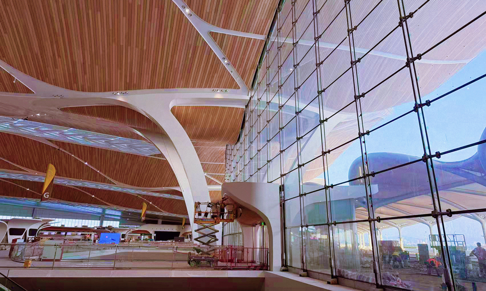 廣州白云國際機場T3航站樓項目南立面幕墻設計為拉索幕墻，是全國首例固定在屋面網架結構上的幕墻體系，面對單根預拉力高達100噸、長度達4300米拉索體系，項目團隊深入研究張拉與監測方案，通過植入內置傳感器的“智慧索”，實現幕墻體系的全天候健康監測，確保拉索幕墻整體安全。