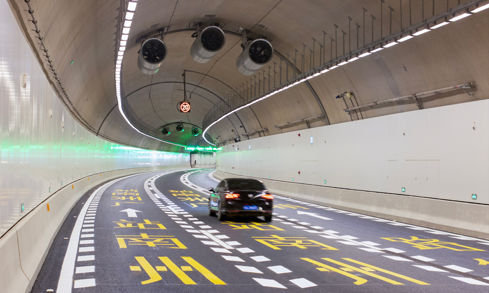 據(jù)了解，通車后，海珠、越秀等中心城區(qū)到廣州南站的行程縮短至15分鐘，有力增強(qiáng)廣州南站的集疏運(yùn)能力，進(jìn)一步釋放其核心門戶樞紐功能，強(qiáng)化廣州國際綜合交通樞紐地位，提高粵港澳大灣區(qū)基礎(chǔ)設(shè)施“硬聯(lián)通”水平。圖為車輛行駛在隧道內(nèi)。