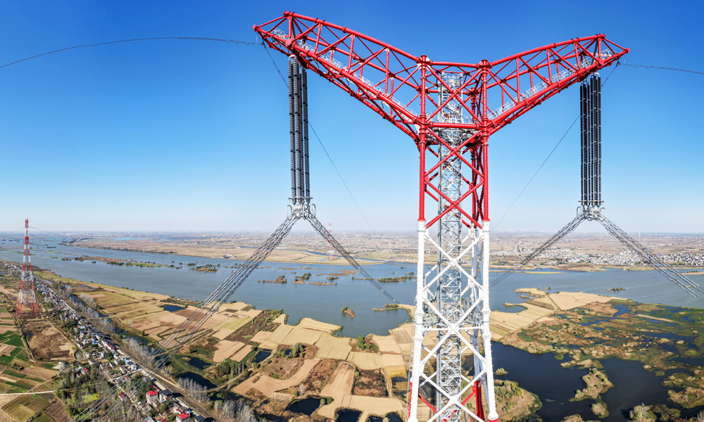近日，陜北—安徽±800千伏特高壓直流輸電工程（簡稱“陜電入皖”工程）安徽段全線貫通。安徽是“陜電入皖”工程途經(jīng)的3個(gè)省份中第一個(gè)實(shí)現(xiàn)貫通的省份，比原計(jì)劃提前3個(gè)月。